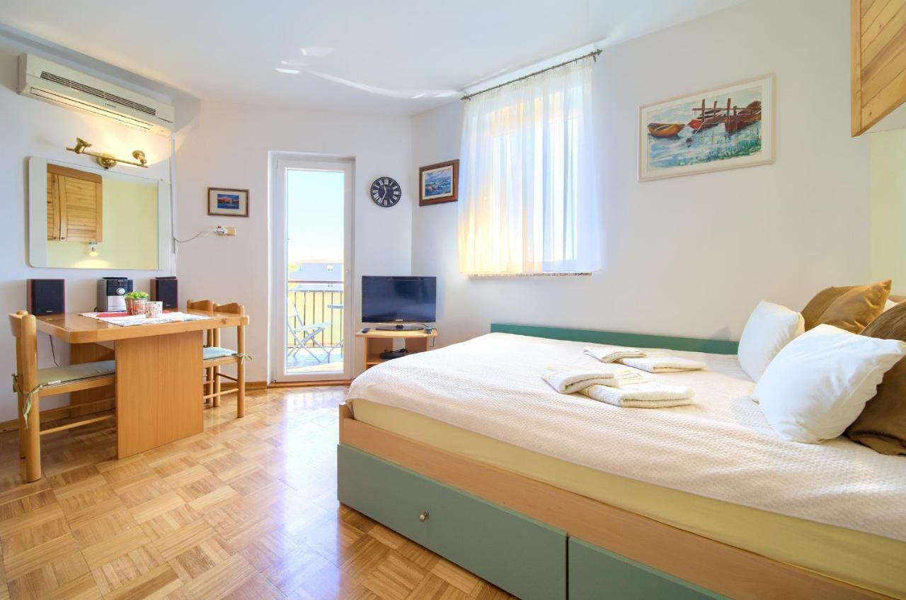Studio Apartment Vesna Krk Town Exterior photo