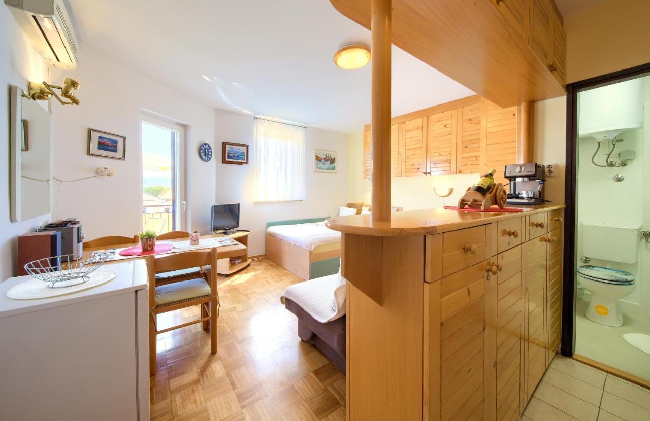Studio Apartment Vesna Krk Town Exterior photo