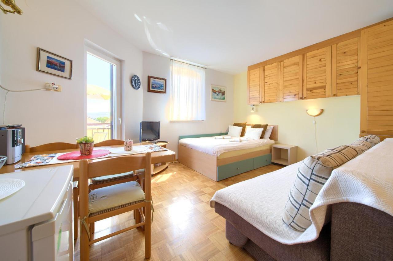 Studio Apartment Vesna Krk Town Exterior photo