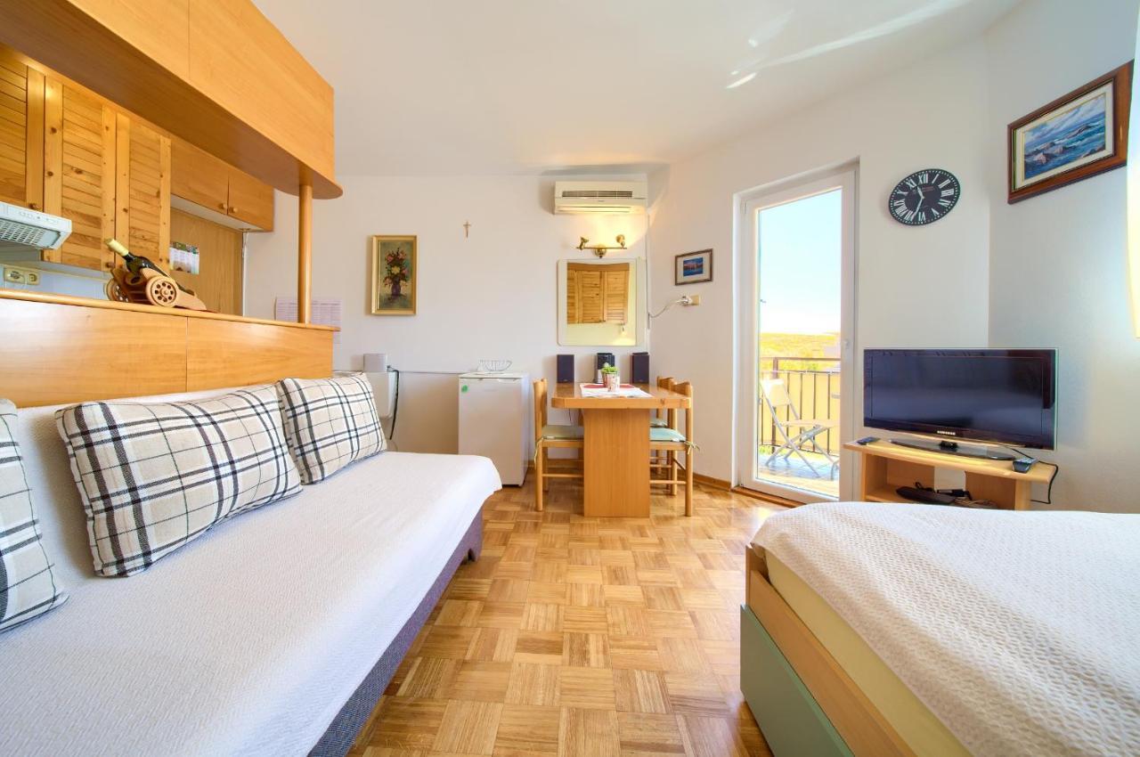 Studio Apartment Vesna Krk Town Exterior photo